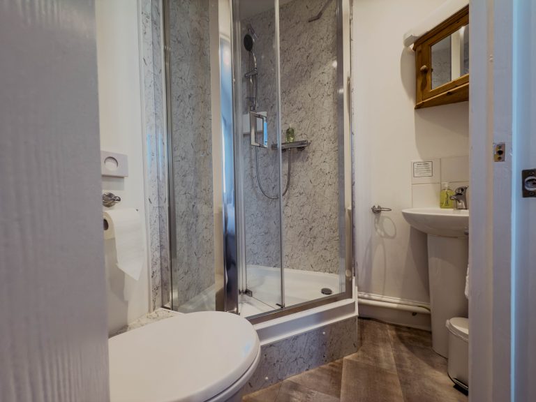 Newport Quay Hotel Room 4 Bathroom