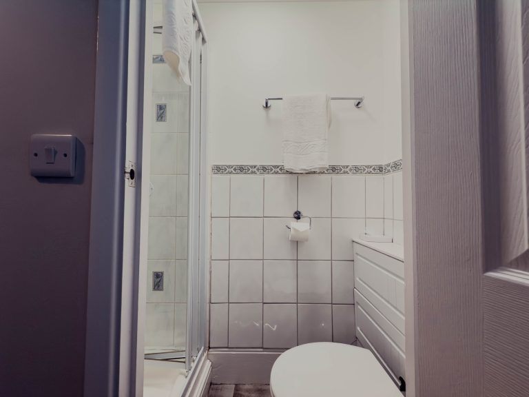 Newport Quay Hotel Room 6 Bathroom